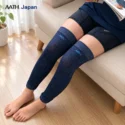 Tất nano AATH màu navy phủ qua gối khi ngồi nghỉ trên sofa.