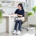 Người mẫu mang tất nano AATH màu navy khi ngồi làm việc.
