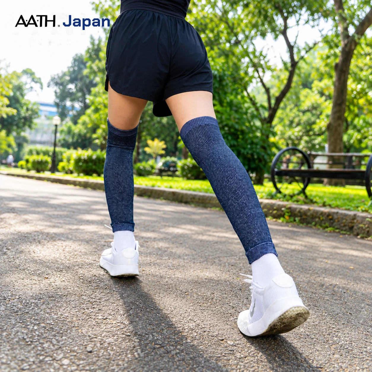 Tất nano AATH màu navy phối giày thể thao khi đi bộ.