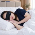 Người mẫu mang bịt mắt ngủ cao cấp nano AATH Nhật Bản