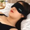 Người mẫu mang bịt mắt ngủ cao cấp nano AATH Nhật Bản