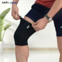 Người mẫu đang chỉnh bó gối nano AATH