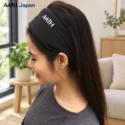 người mẫu quàng khăn ống nano aath màu đen trên đầu