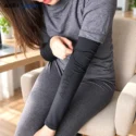 cận cảnh người mẫu mang vớ ống tay nano aath màu đen