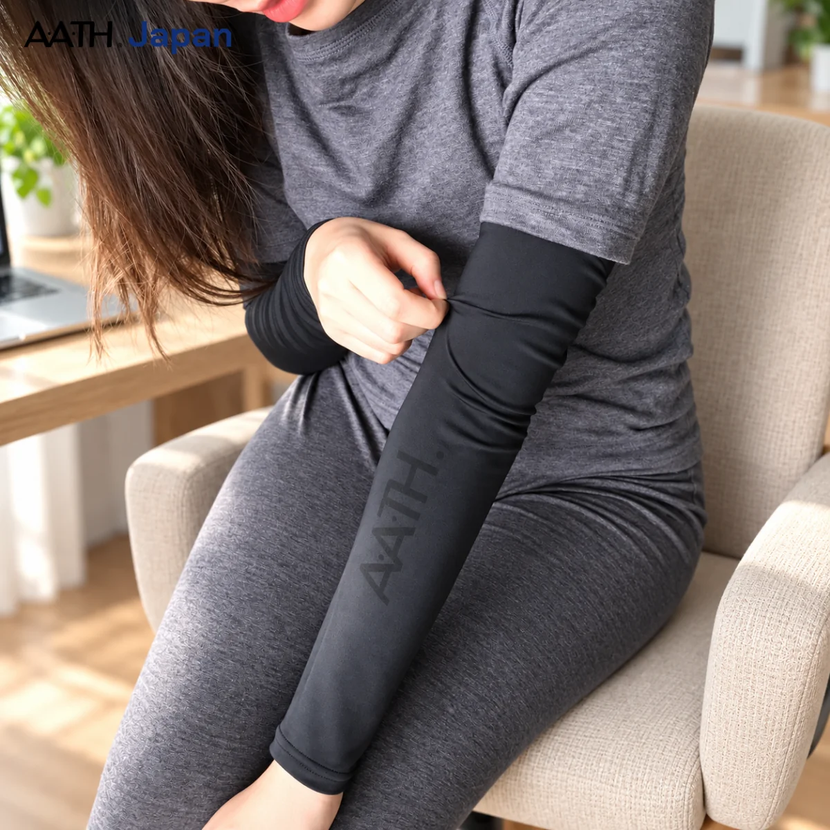 cận cảnh người mẫu mang vớ ống tay nano aath màu đen