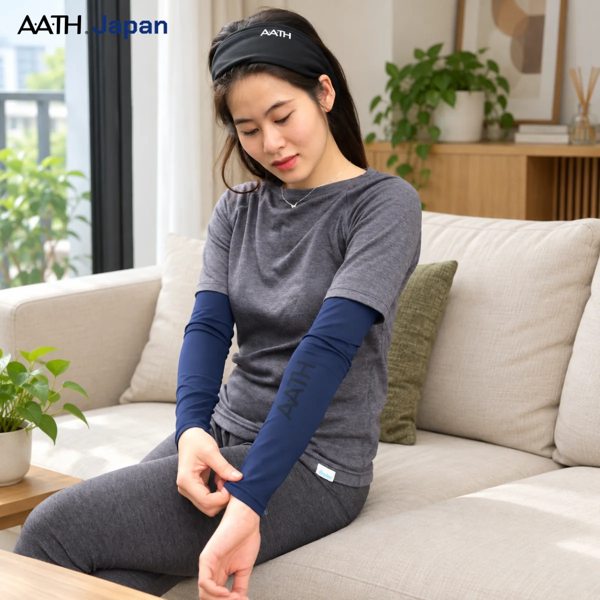 cận cảnh người mẫu mang tất ống tay nano aath màu xanh navy ngồi sofa