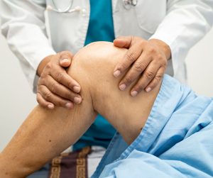 benh-viem-khop-goi-o-nguoi-gia-co-chua-duoc-khong