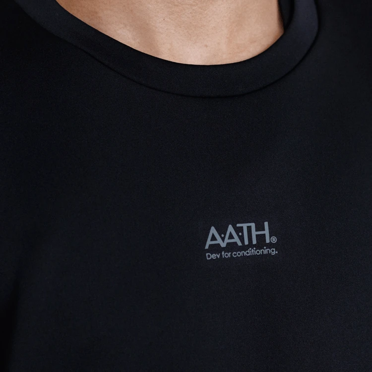 áo nỉ thun AATH Photontech màu đen nhìn logo ở ngực
