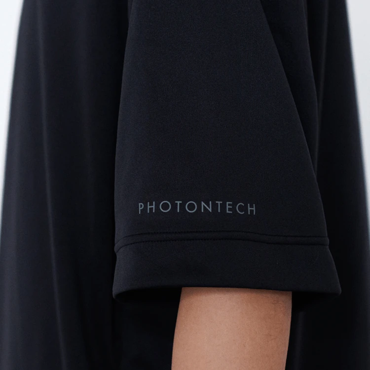 áo nỉ thunAATH Photontech nhìn logo ở tay