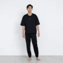 người mẫu nam mặc áo nỉ thun và quần jogger AATH Photontech màu đen nhìn phía trước