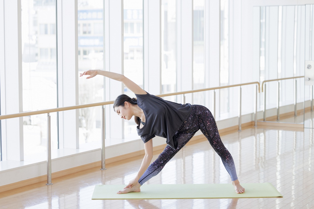 Tập yoga trong quần legging dài A.A.TH họa tiết