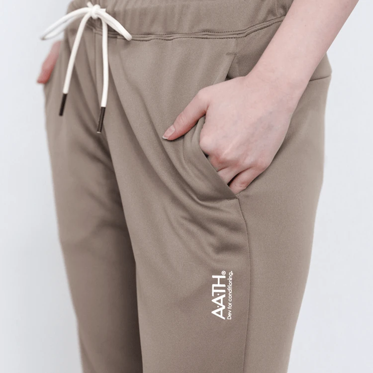 người mẫu mặc quần jogger AATH Photontech màu nâu phần cạp quần