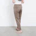 người mẫu mặc quần jogger AATH Photontech màu nâu nhìn phía trước