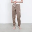 người mẫu mặc quần jogger AATH Photontech màu nâu nhìn phía trước