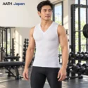 Người mẫu nam mặc áo lót thể thao AATH không tay màu trắng trong phòng gym.
