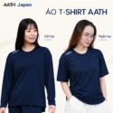 Áo thun AATH màu xanh navy phiên bản dài tay và ngắn tay trên người mẫu nữ.