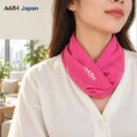 Khăn ống AATH Neck Roll màu hồng quàng quanh cổ, phối cùng áo sơ mi trắng.