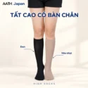 Cận cảnh tất bàn chân cao cổ AATH màu đen và nâu nhạt, kín bàn chân và dài dưới gối.